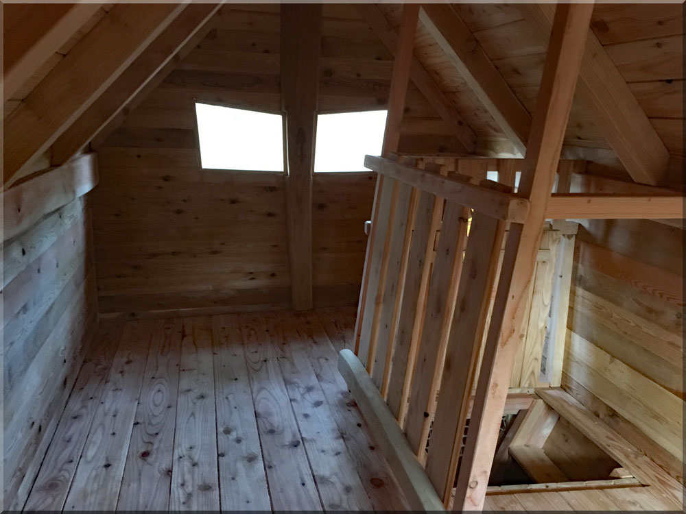 Großes Baumhaus mit drei Etagen und Rutsche